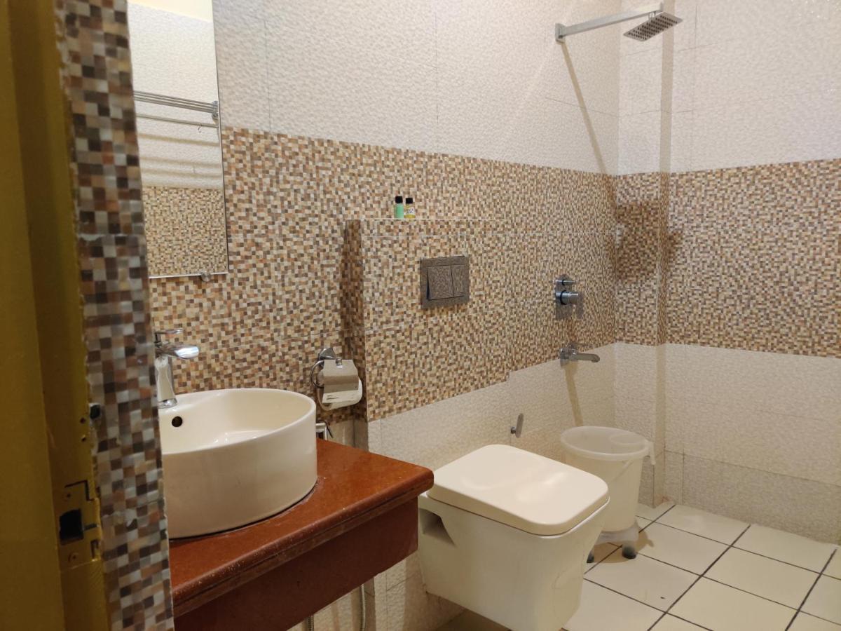 Mvt Guesthouse & Restaurant Rishīkesh Buitenkant foto