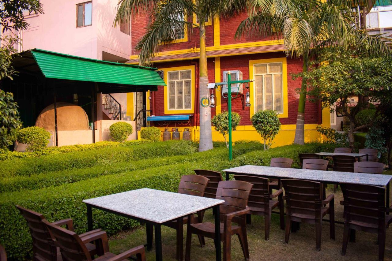 Mvt Guesthouse & Restaurant Rishīkesh Buitenkant foto