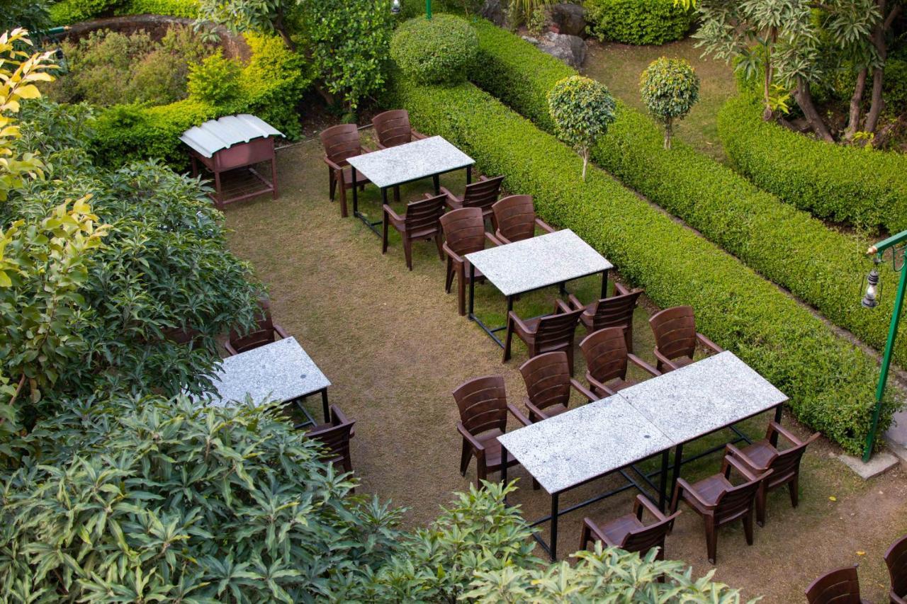 Mvt Guesthouse & Restaurant Rishīkesh Buitenkant foto