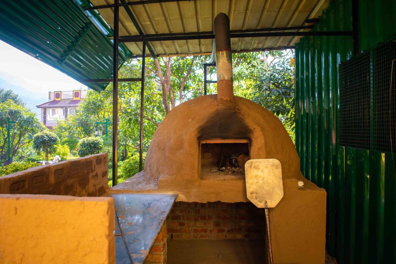 Mvt Guesthouse & Restaurant Rishīkesh Buitenkant foto